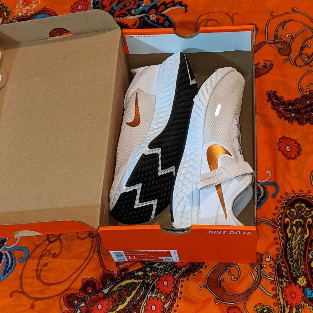 Nike Women's Revolution 5 Flyease